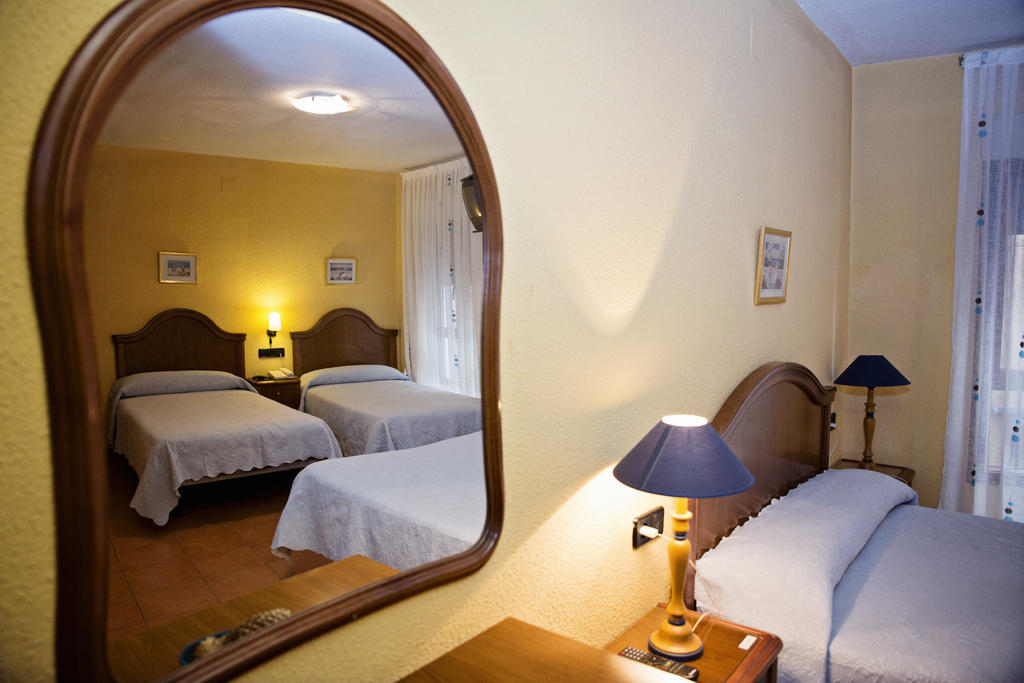 Hostal Guzman El Bueno By Gaiarooms León Chambre photo